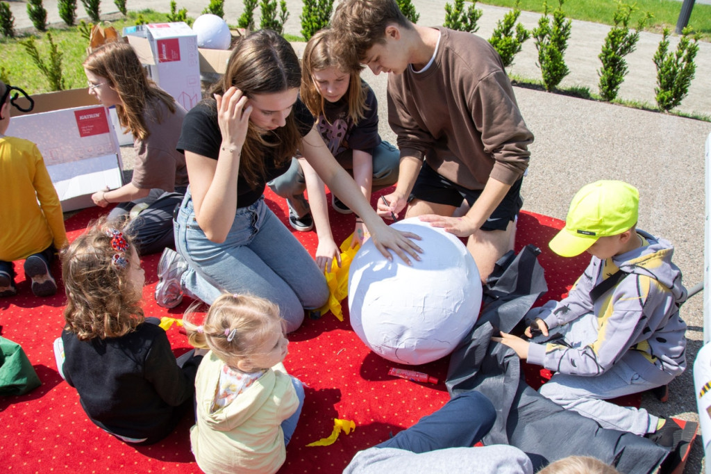 Światowy Dzień Pszczoły. Zwiedzali pasiekę, budowali ule