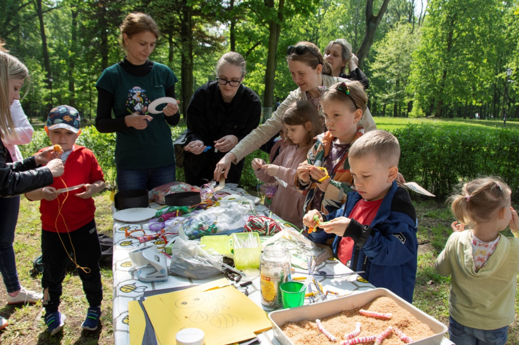 Światowy Dzień Pszczoły. Zwiedzali pasiekę, budowali ule
