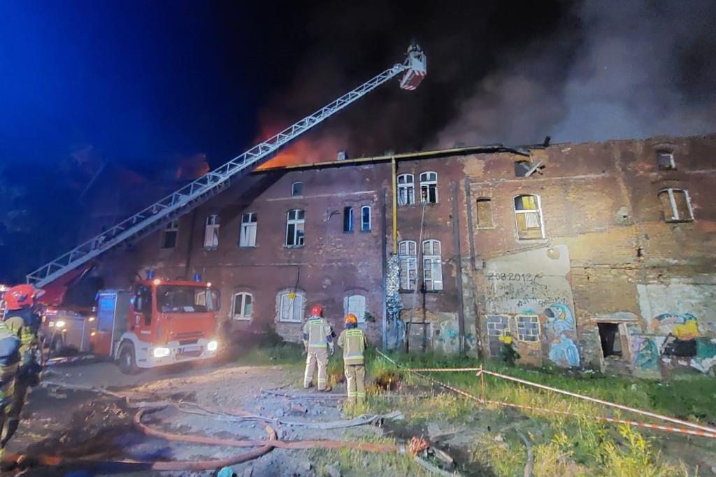 Pożar kamienicy. W ogniu dach opuszczonego budynku