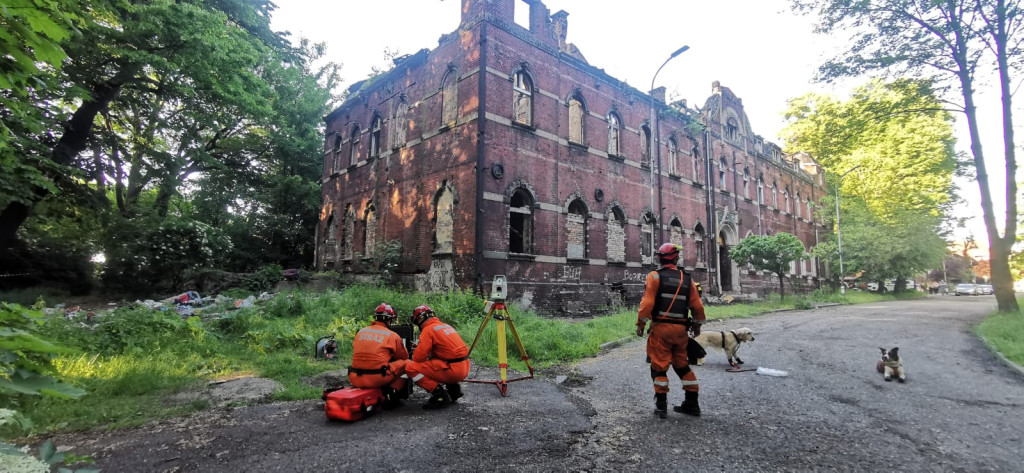 Pożar kamienicy. W ogniu dach opuszczonego budynku