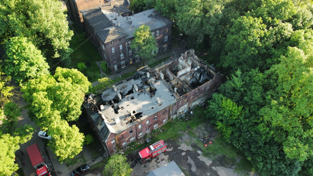 Pożar kamienicy. W ogniu dach opuszczonego budynku