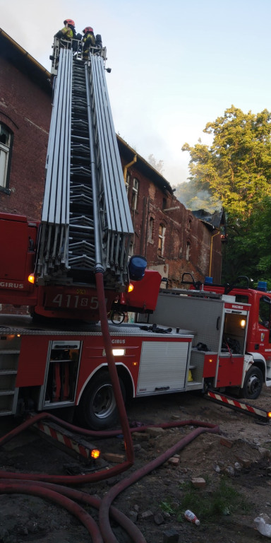 Pożar kamienicy. W ogniu dach opuszczonego budynku