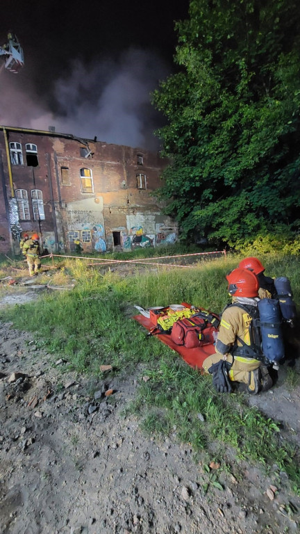 Pożar kamienicy. W ogniu dach opuszczonego budynku