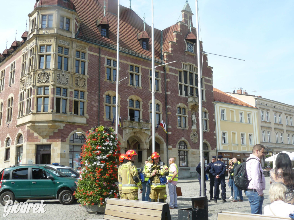 Tarnowskie Góry. Ewakuowano pracowników ratusza [FOTO]