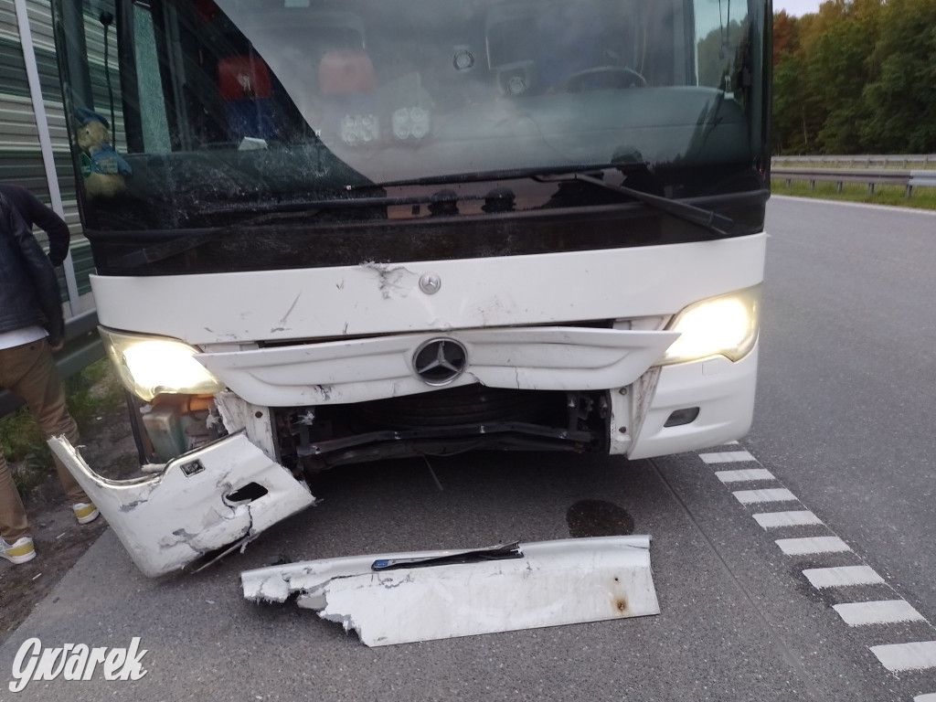 Zderzenie chevroleta z autokarem na autostradzie A1