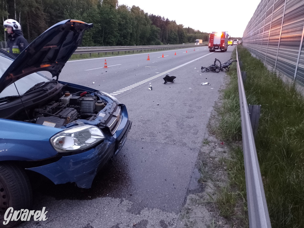 Zderzenie chevroleta z autokarem na autostradzie A1