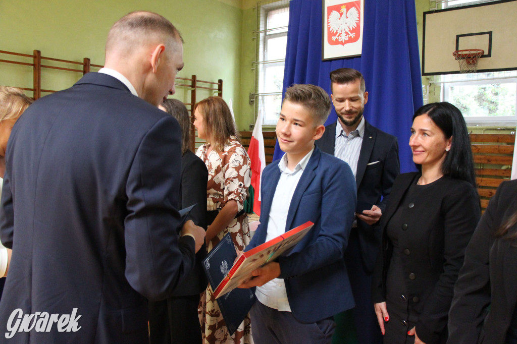 Tarnowskie Góry. Pożegnanie ósmoklasistów z SP nr 9