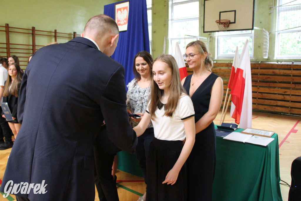 Tarnowskie Góry. Pożegnanie ósmoklasistów z SP nr 9