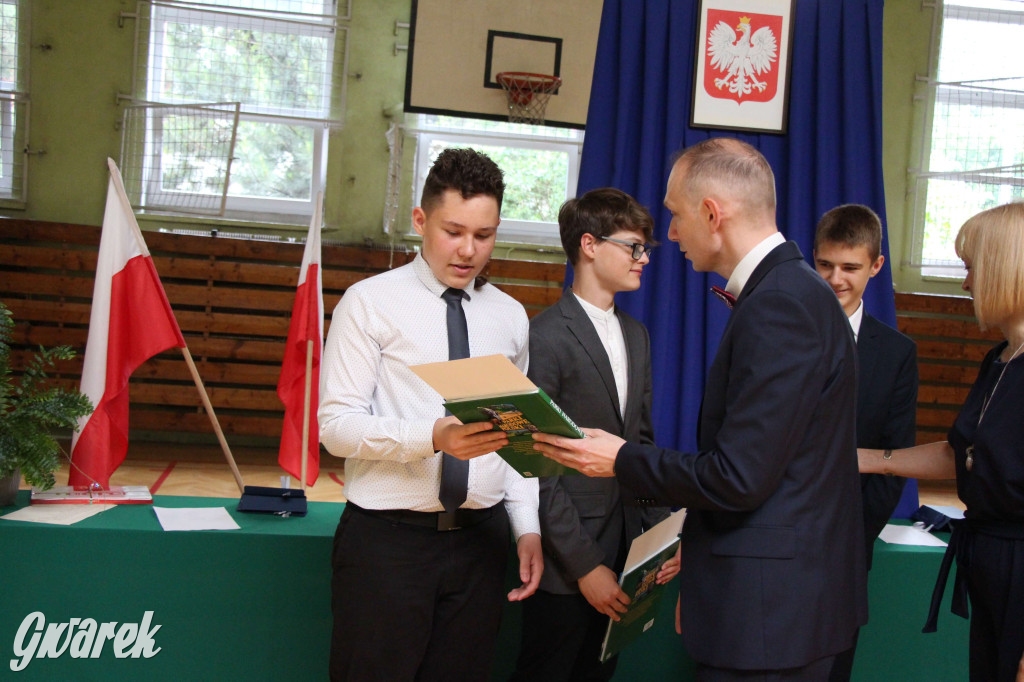 Tarnowskie Góry. Pożegnanie ósmoklasistów z SP nr 9