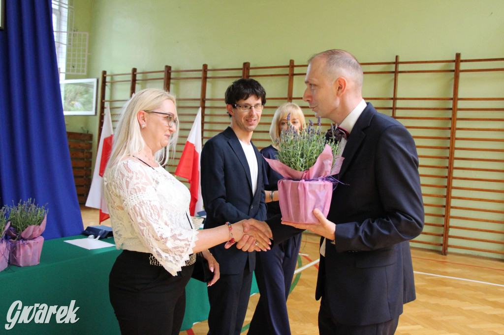 Tarnowskie Góry. Pożegnanie ósmoklasistów z SP nr 9