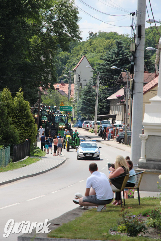 Parada ciągników na koniec zlotu