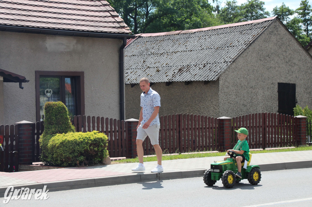 Parada ciągników na koniec zlotu