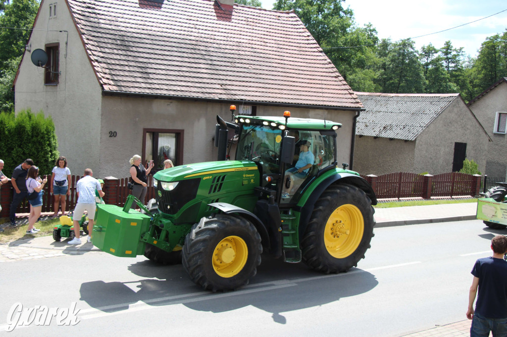 Parada ciągników na koniec zlotu