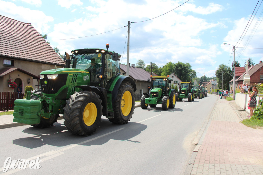 Parada ciągników na koniec zlotu