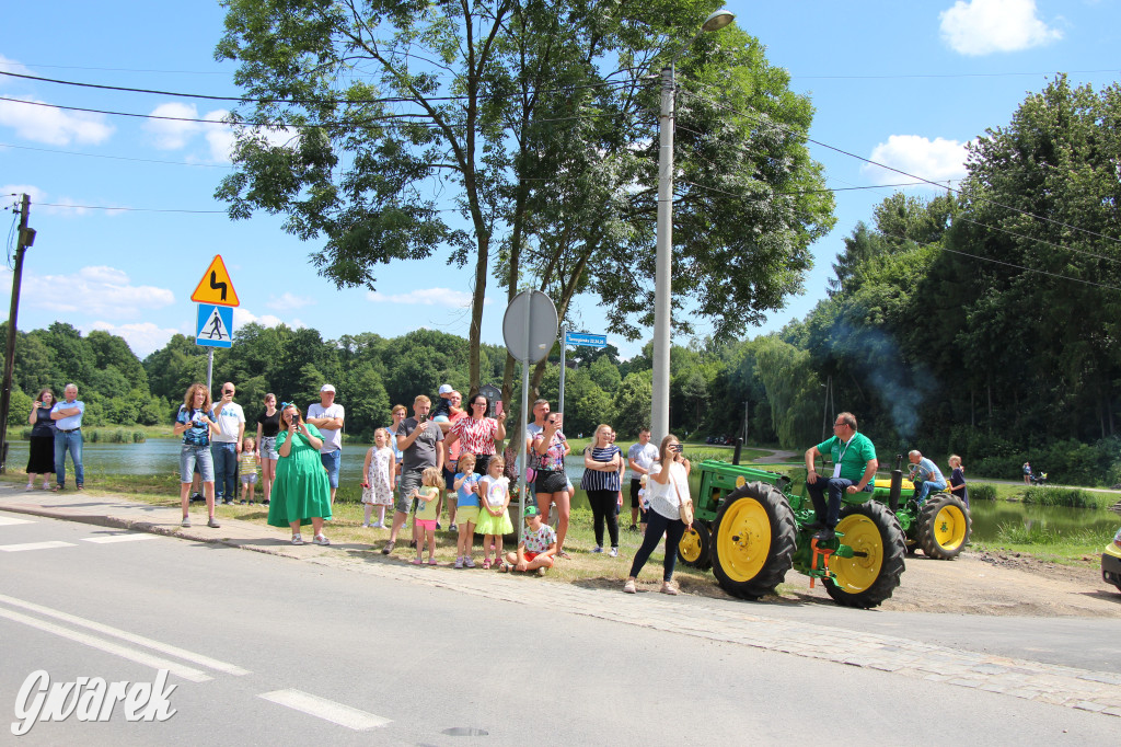 Parada ciągników na koniec zlotu