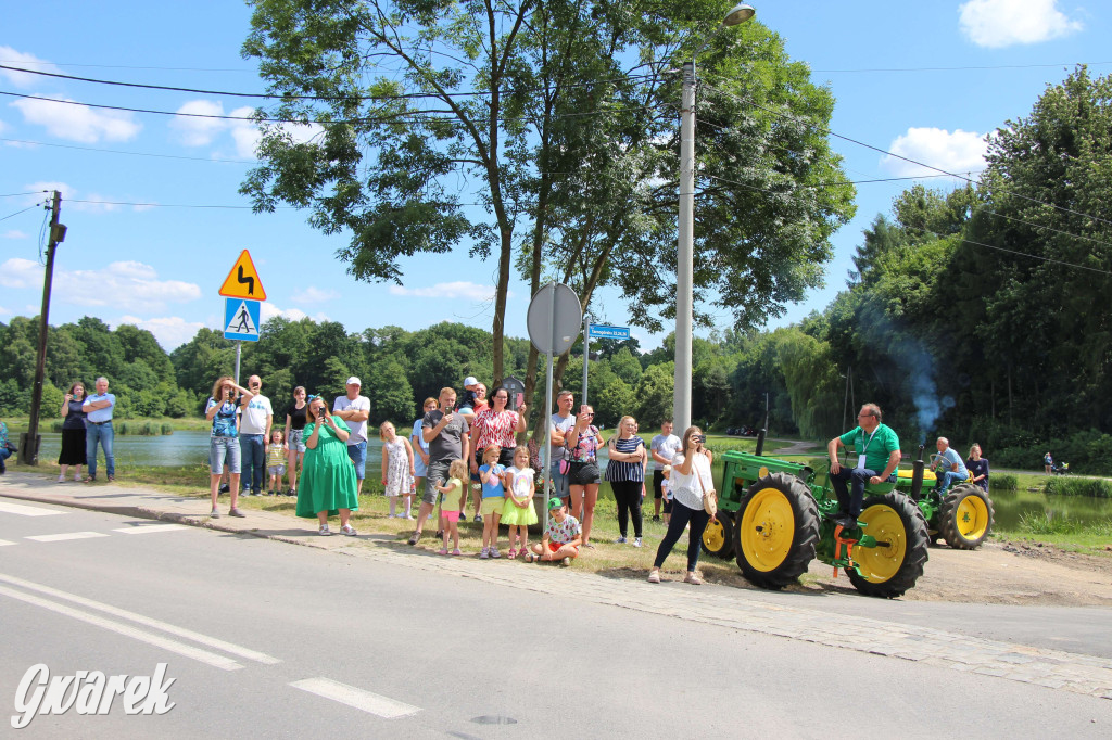 Parada ciągników na koniec zlotu