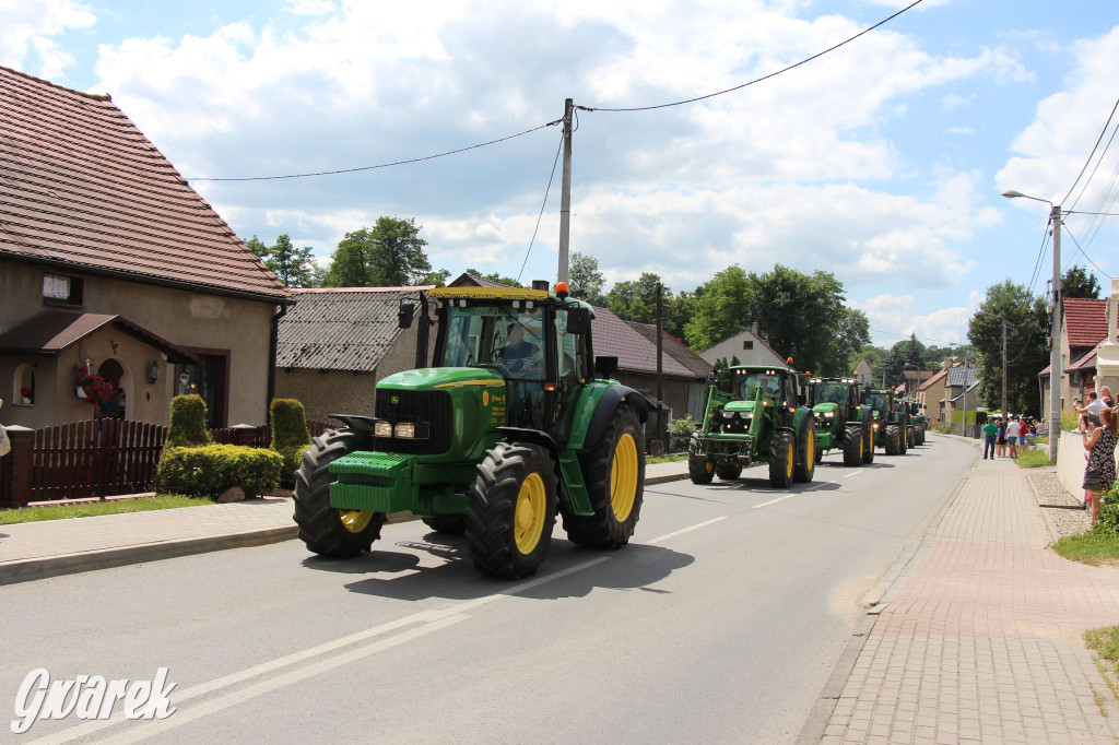 Parada ciągników na koniec zlotu