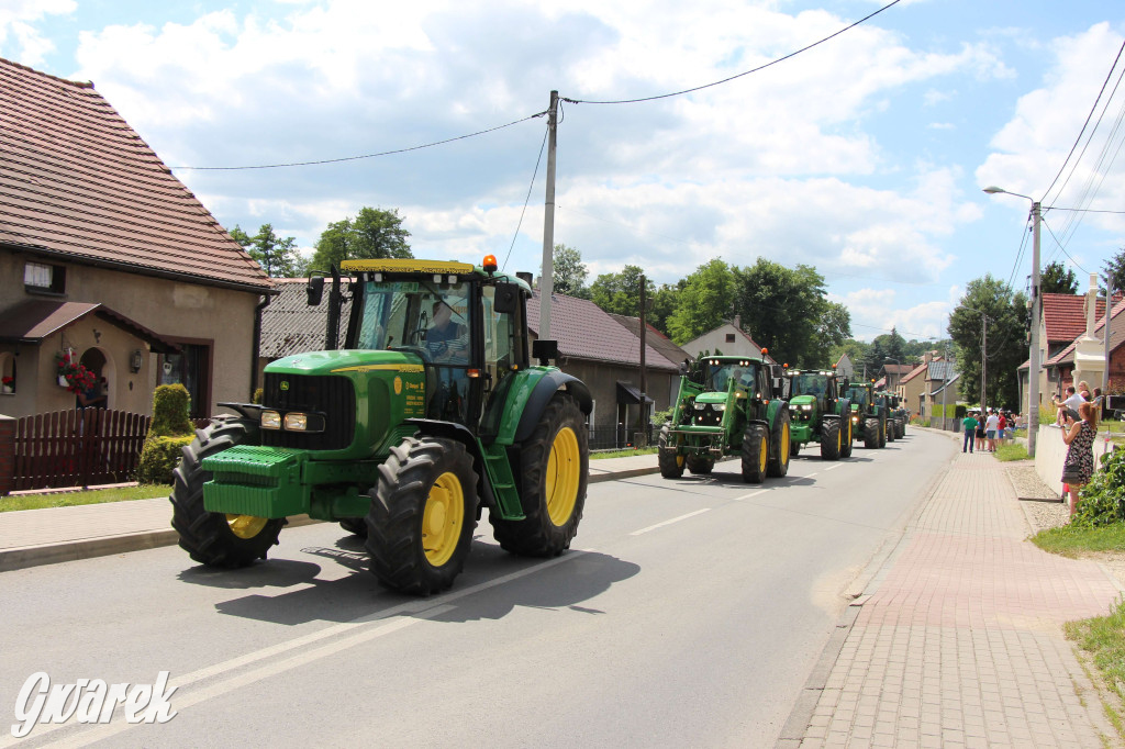 Parada ciągników na koniec zlotu