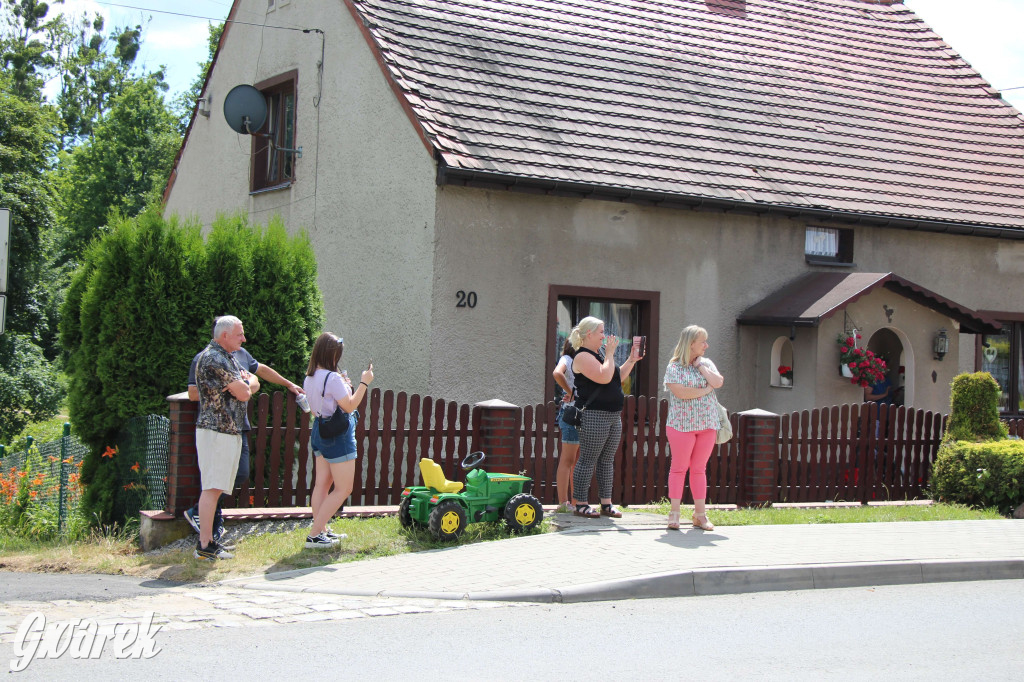 Parada ciągników na koniec zlotu