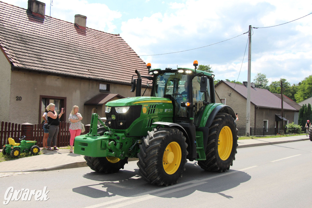 Parada ciągników na koniec zlotu