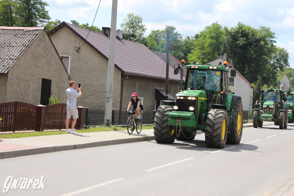 Parada ciągników na koniec zlotu