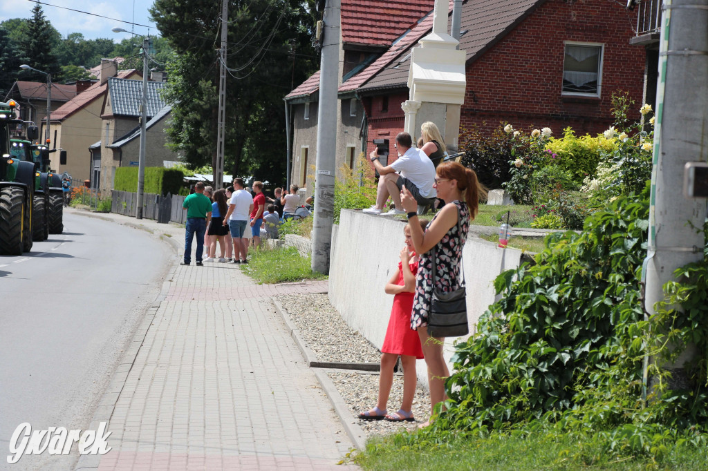 Parada ciągników na koniec zlotu