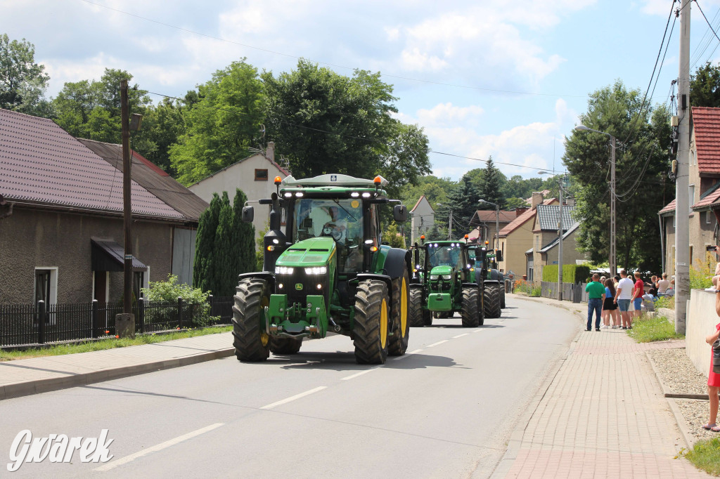 Parada ciągników na koniec zlotu