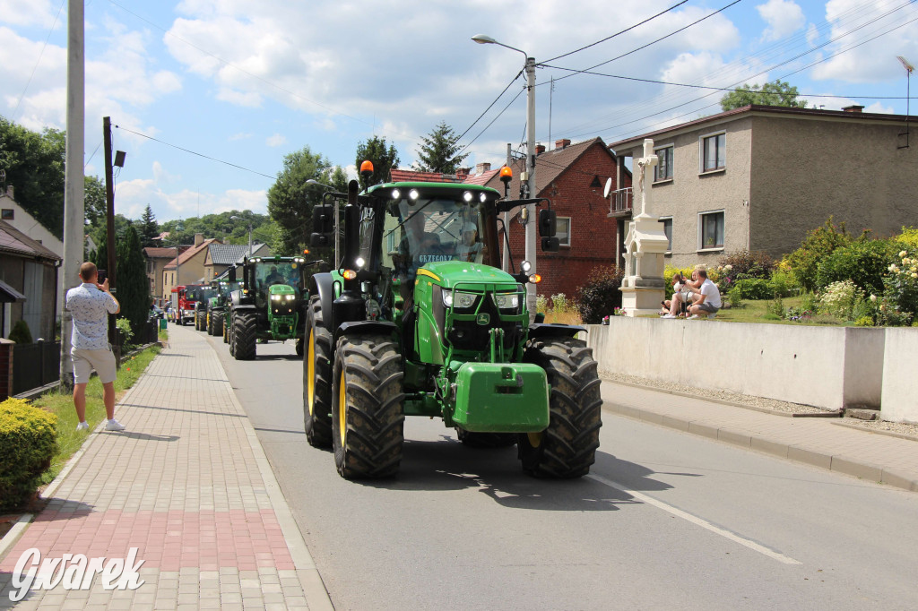 Parada ciągników na koniec zlotu