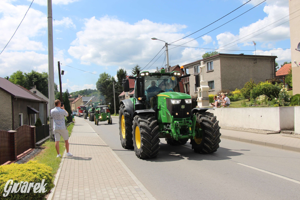 Parada ciągników na koniec zlotu