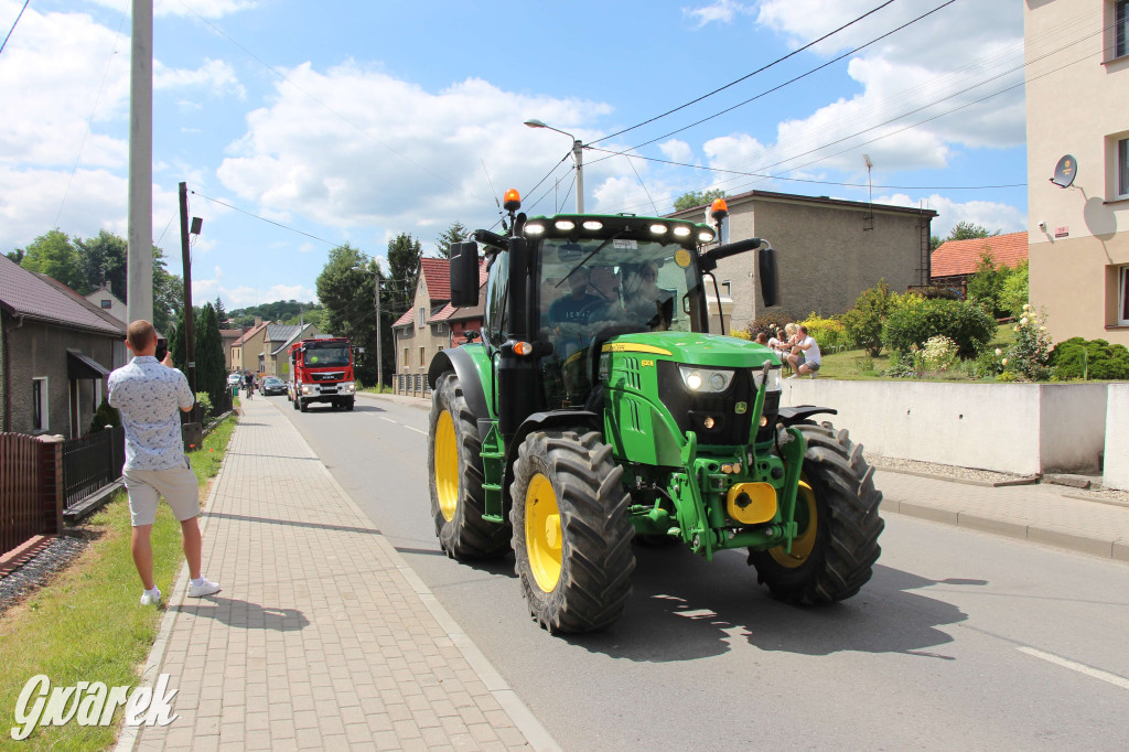 Parada ciągników na koniec zlotu