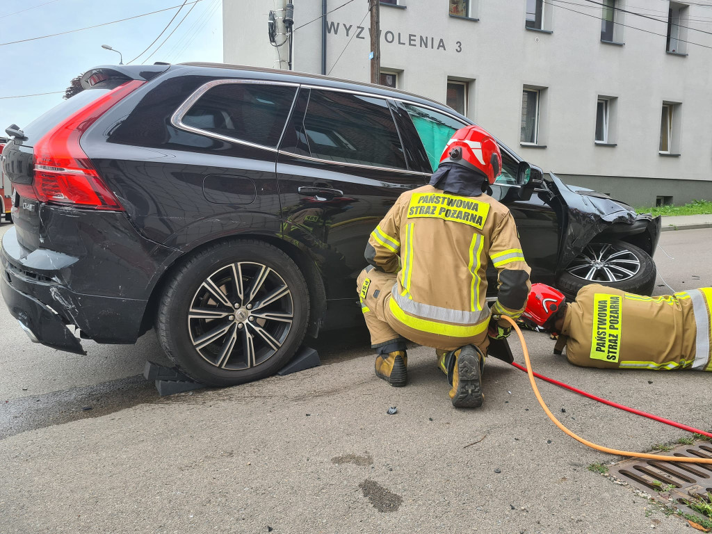Zderzenie volvo i bmw. Dwie dziewczynki w szpitalu