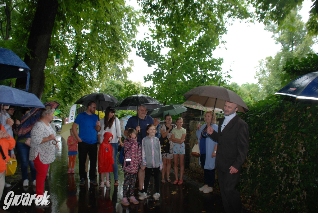 Tarnowskie Góry. Małpiarnia i burmistrz w parku