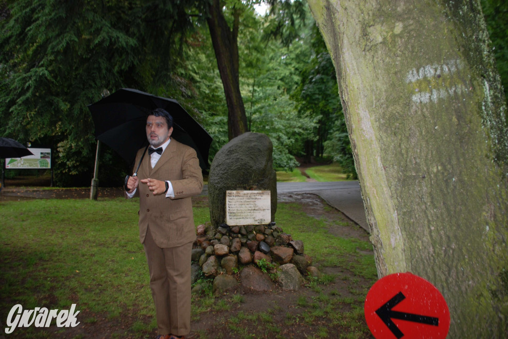 Tarnowskie Góry. Małpiarnia i burmistrz w parku