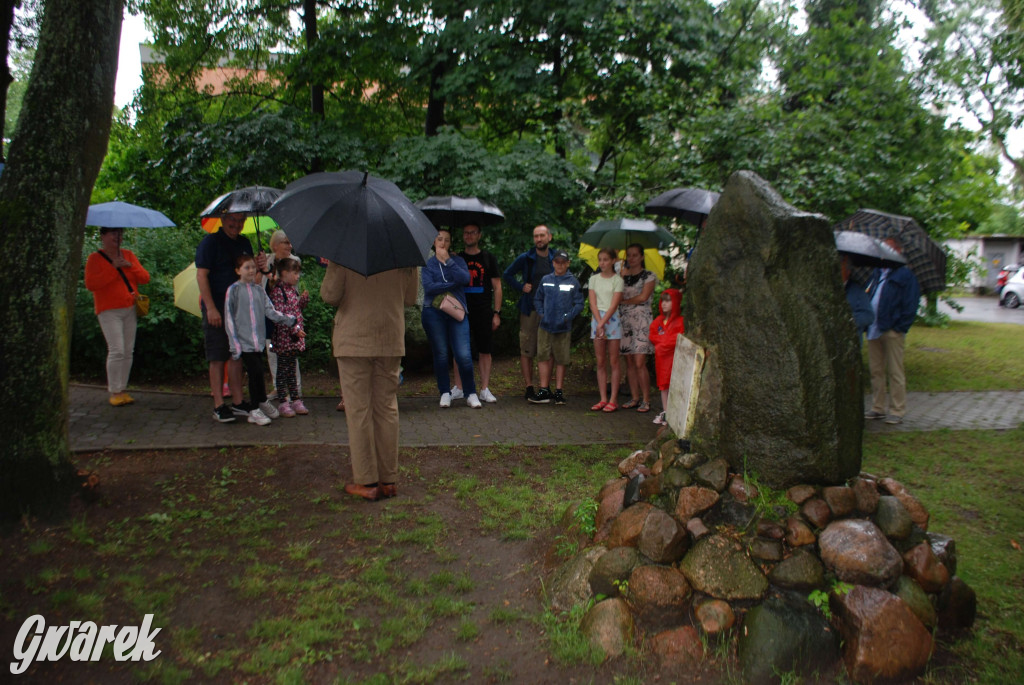 Tarnowskie Góry. Małpiarnia i burmistrz w parku