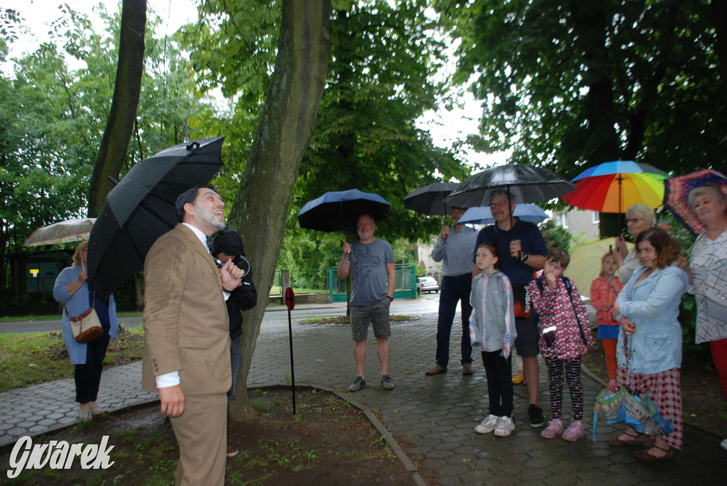 Tarnowskie Góry. Małpiarnia i burmistrz w parku