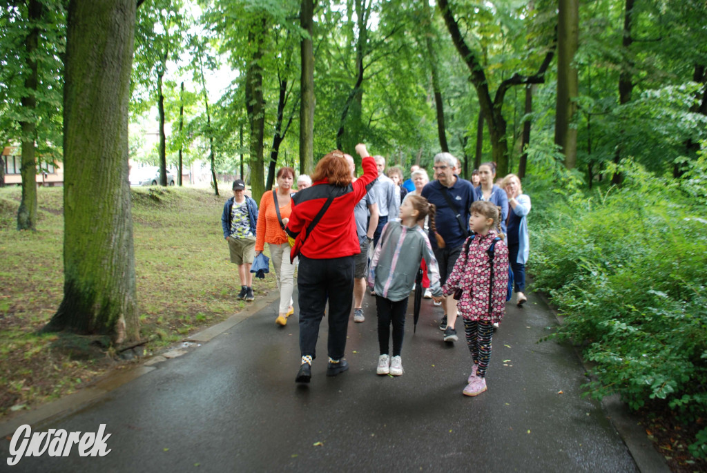 Tarnowskie Góry. Małpiarnia i burmistrz w parku