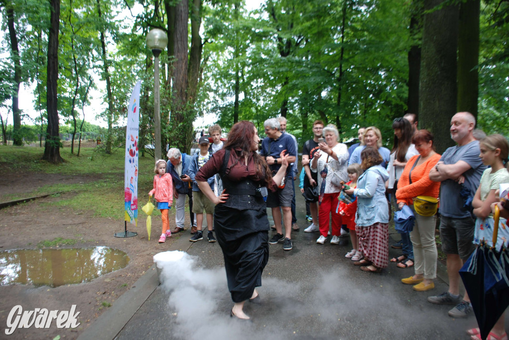 Tarnowskie Góry. Małpiarnia i burmistrz w parku