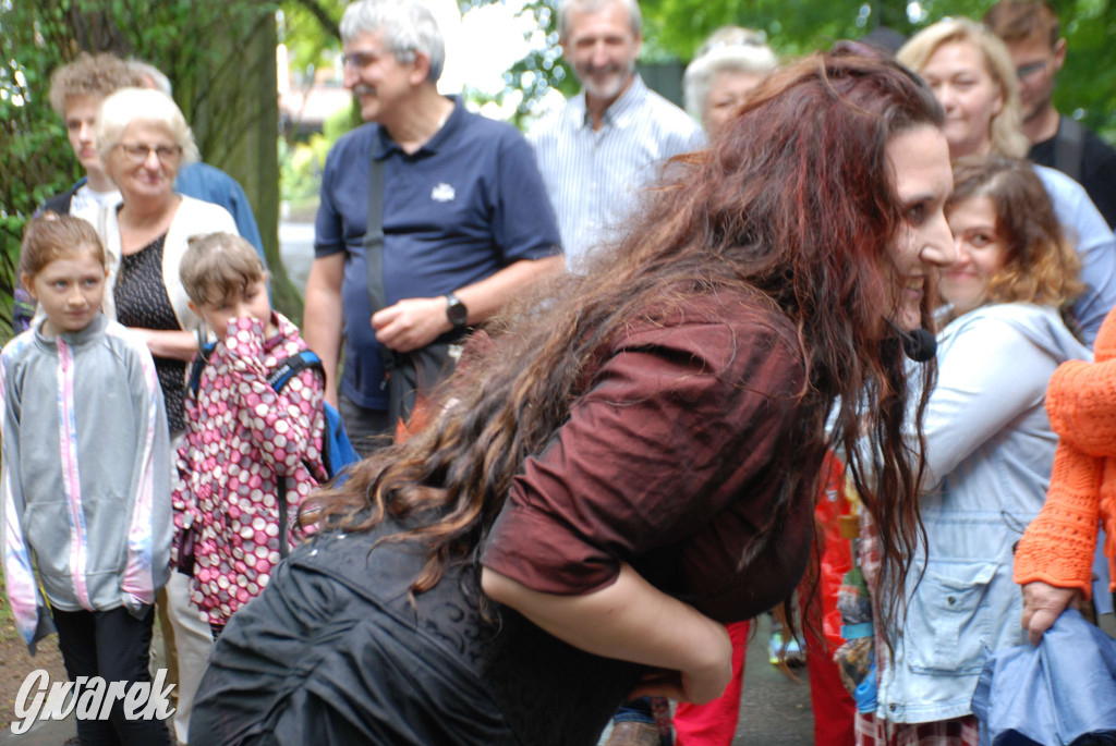 Tarnowskie Góry. Małpiarnia i burmistrz w parku