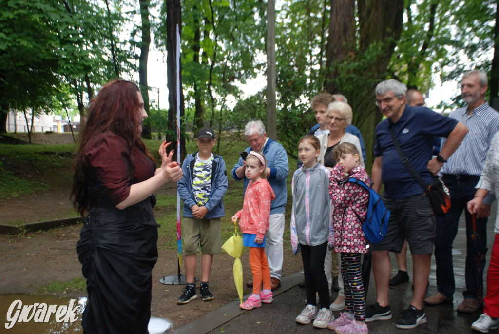 Tarnowskie Góry. Małpiarnia i burmistrz w parku
