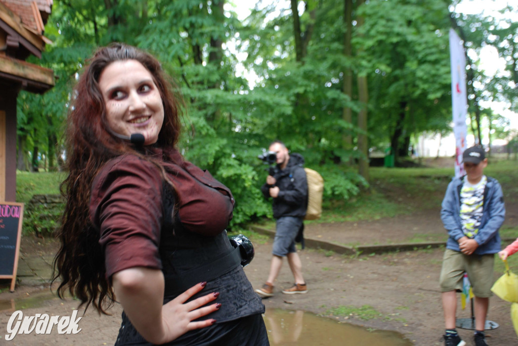 Tarnowskie Góry. Małpiarnia i burmistrz w parku