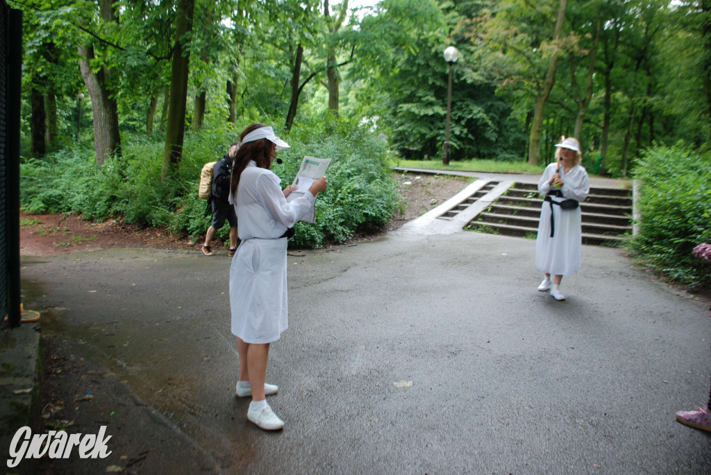 Tarnowskie Góry. Małpiarnia i burmistrz w parku