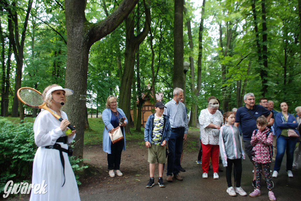 Tarnowskie Góry. Małpiarnia i burmistrz w parku