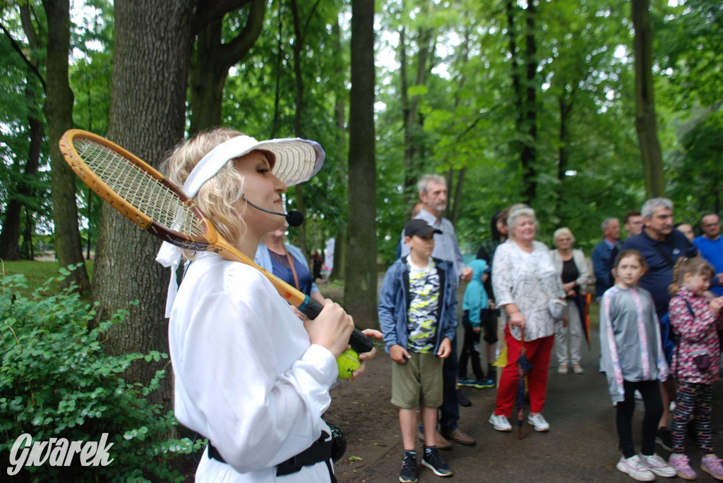 Tarnowskie Góry. Małpiarnia i burmistrz w parku
