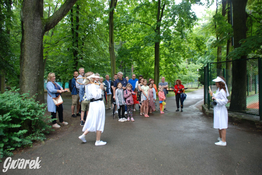 Tarnowskie Góry. Małpiarnia i burmistrz w parku