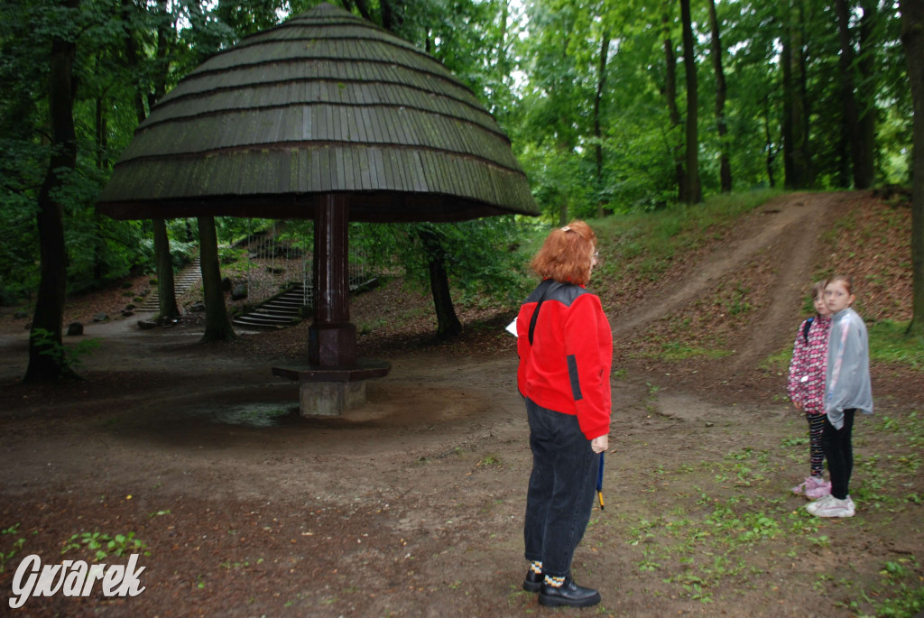 Tarnowskie Góry. Małpiarnia i burmistrz w parku