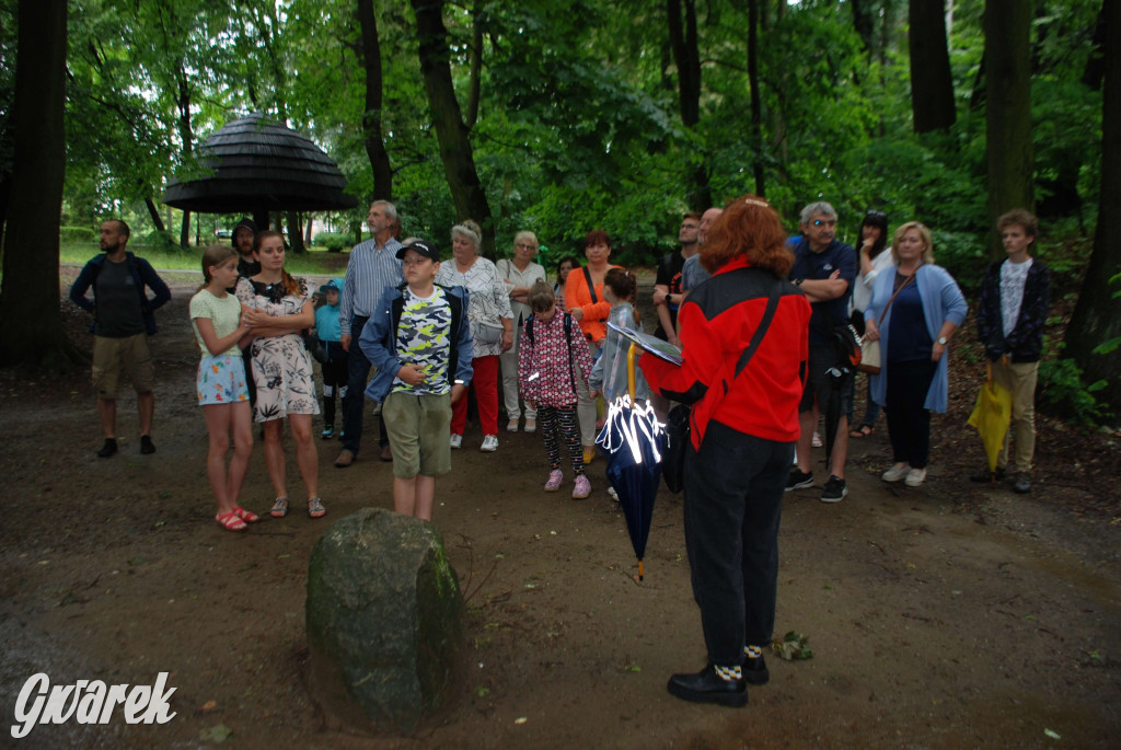 Tarnowskie Góry. Małpiarnia i burmistrz w parku
