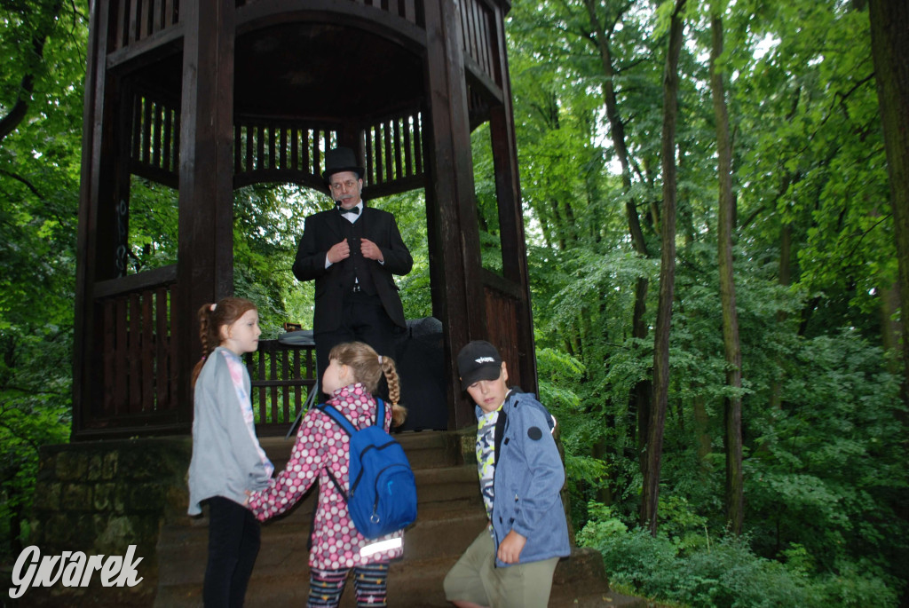 Tarnowskie Góry. Małpiarnia i burmistrz w parku