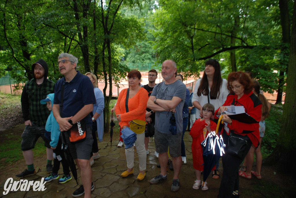 Tarnowskie Góry. Małpiarnia i burmistrz w parku