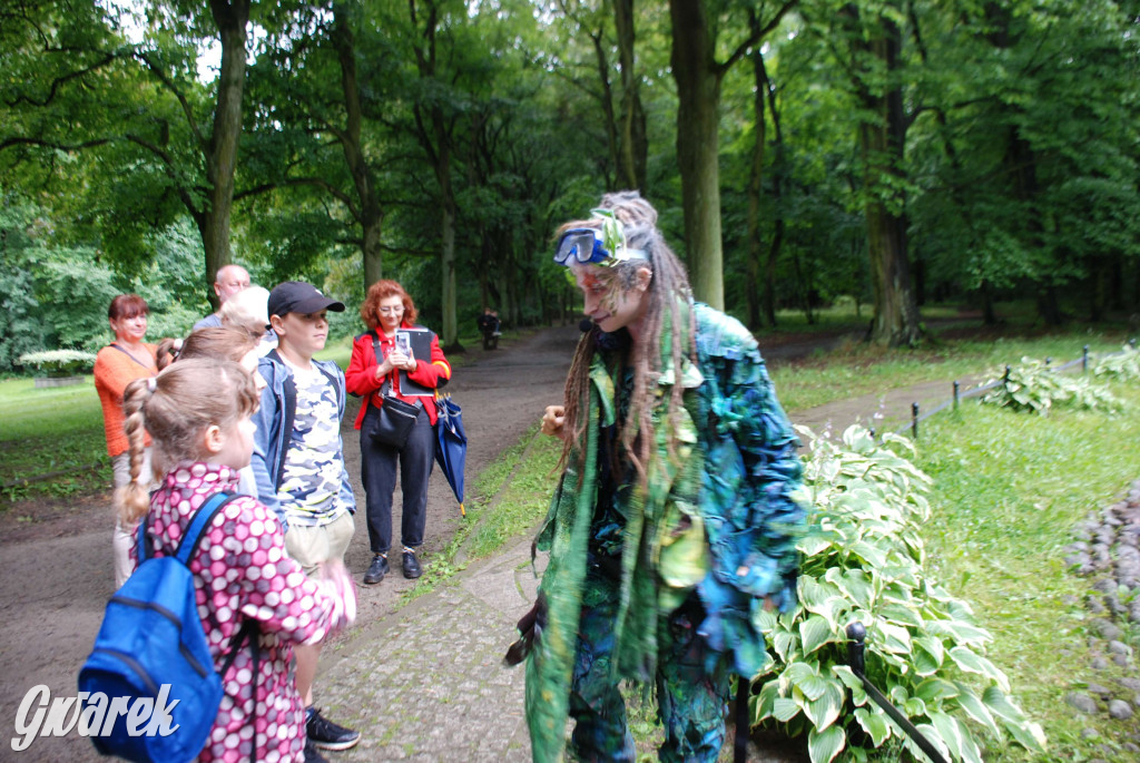 Tarnowskie Góry. Małpiarnia i burmistrz w parku