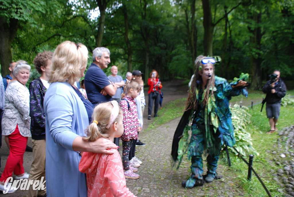 Tarnowskie Góry. Małpiarnia i burmistrz w parku